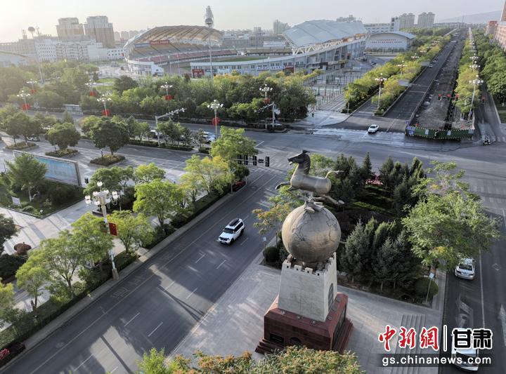 嘉峪关市区旅游标志马踏飞燕雕塑　毛建军　摄