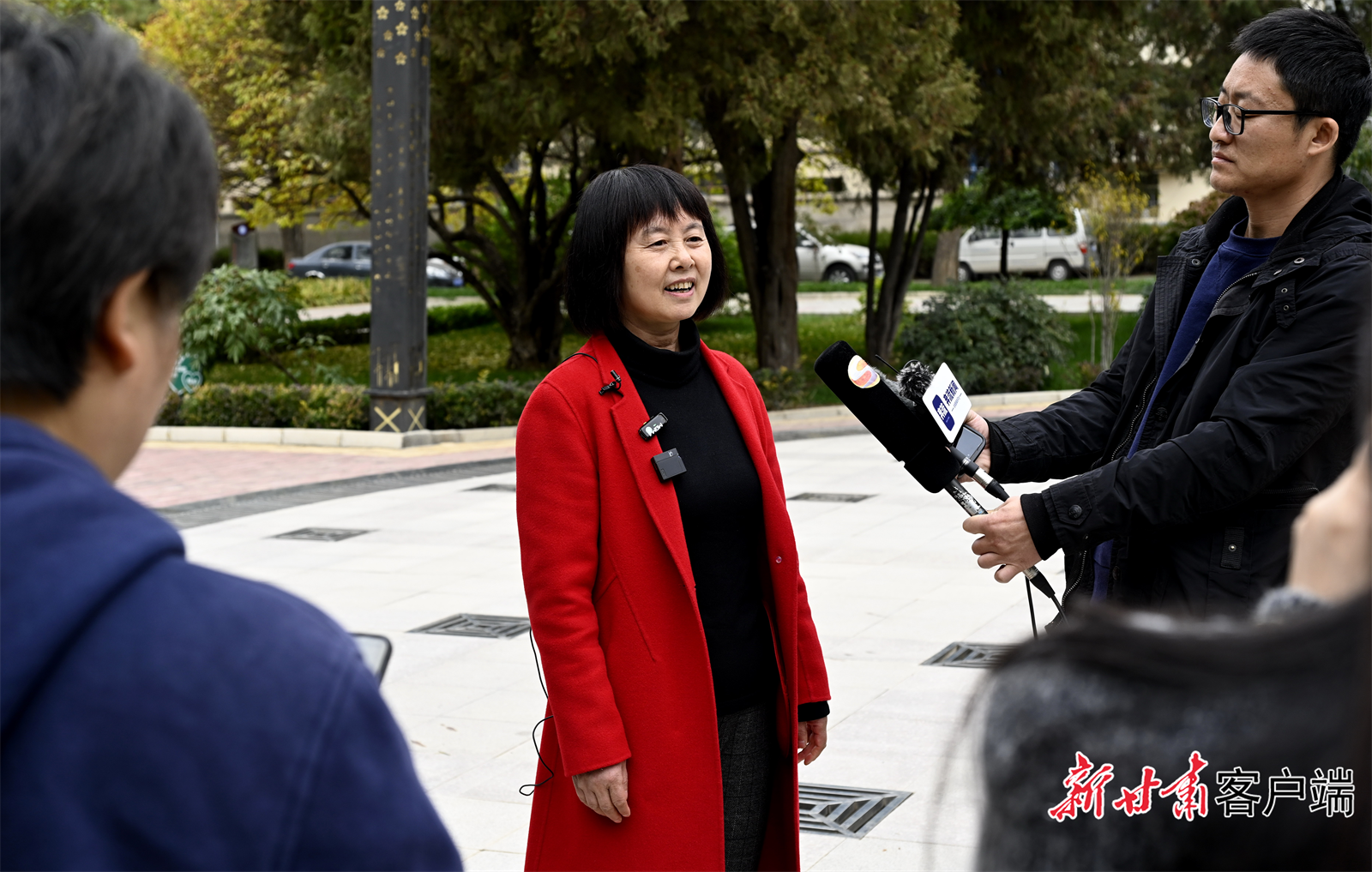 英语老师高淑玲向记者介绍她印象中的唐胜杰　新甘肃&middot;甘肃日报记者　吕亚龙　 摄