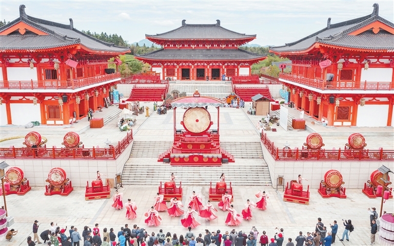10月20日，在位于景德镇市浮梁县鹅湖镇的高岭&middot;中国村景区，一场别开生面的大国&middot;茶集沉浸式文化演出，吸引了许多游客驻足观看。