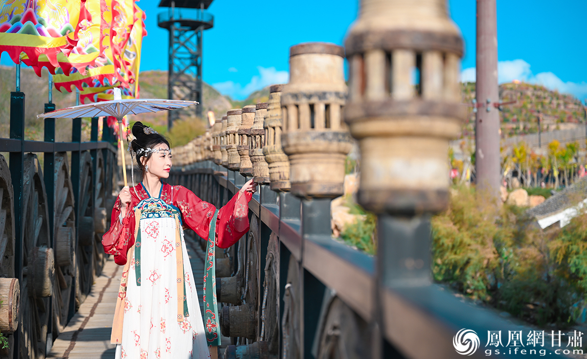 走上环州故城的城墙栈道，触摸千年历史。杨艺锴　摄