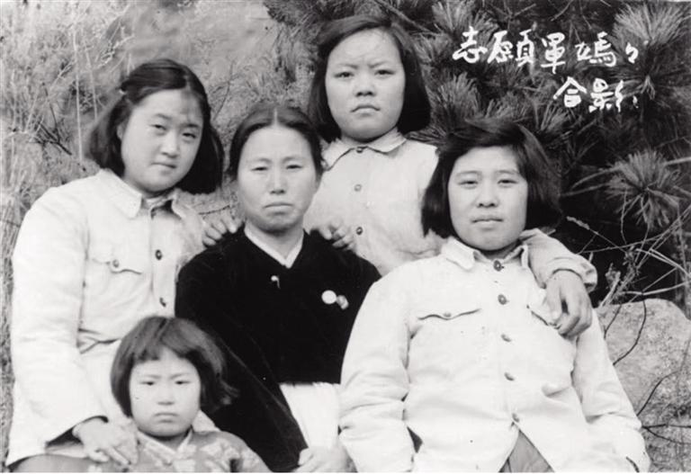 廖树言（后排左一）与朝鲜“志愿军妈妈”（后排中间）在前线医院留影