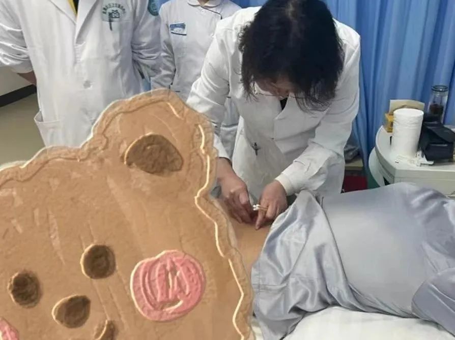 刘娜主任为腰痛患者行小针刀治疗