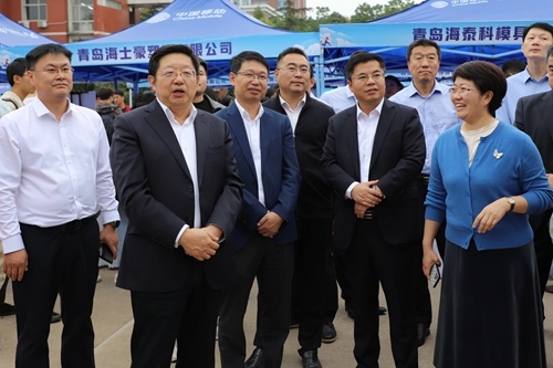 领导一行在招聘会现场巡场指导