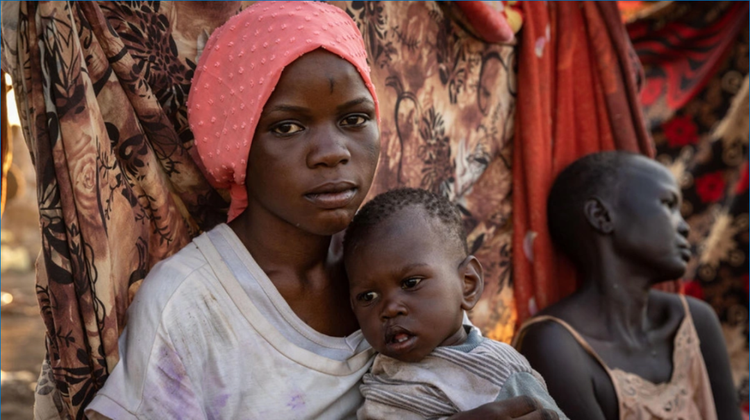 阿富汗人穆罕默德·祖拜德在被毁的自家房屋前种树，重建家园。©UNHCR/ Oxygen Empire Media Production