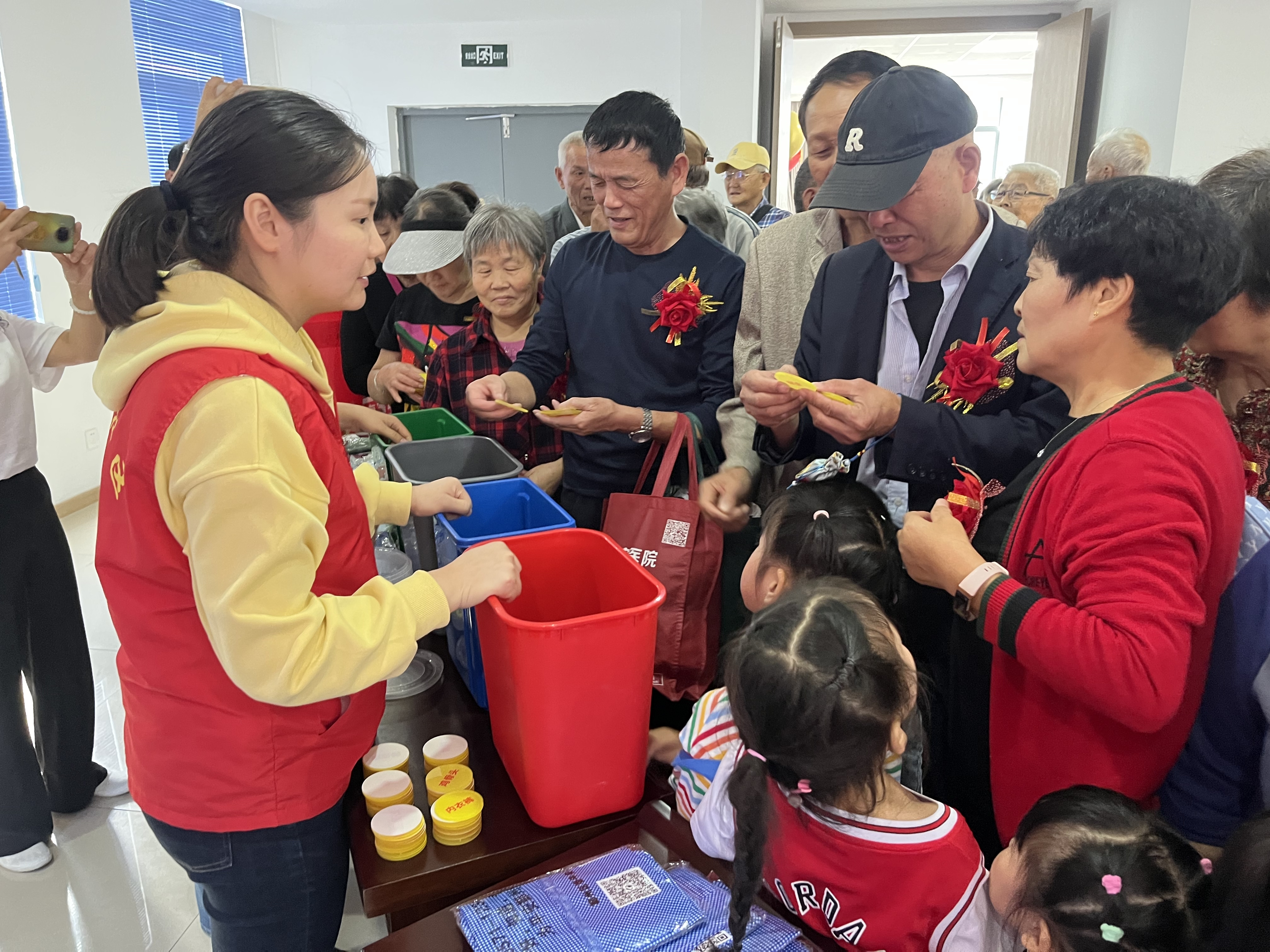 垃圾分类齐步走"横溪镇正始社区开展重阳节垃圾分类宣传活动
