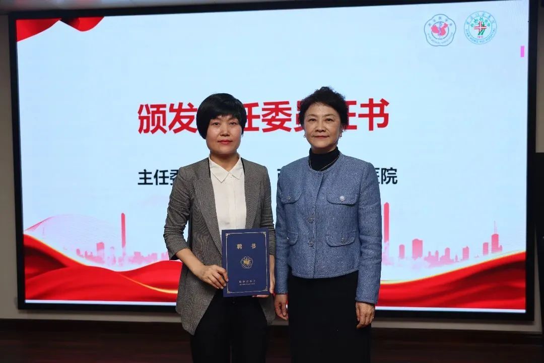 姚智副会长给刘西纺主任委员颁发证书