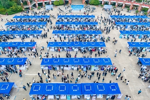 “起航西海岸 青春赢未来”2023秋季高职毕业生大型招聘会现场