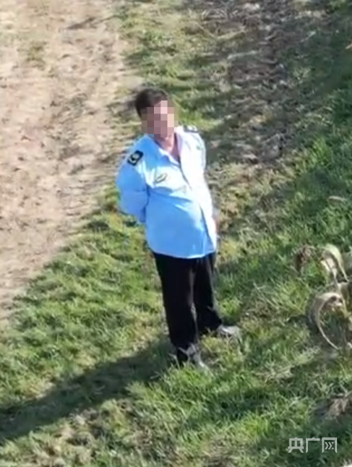 视频中疑似执法人员(网络视频截图)