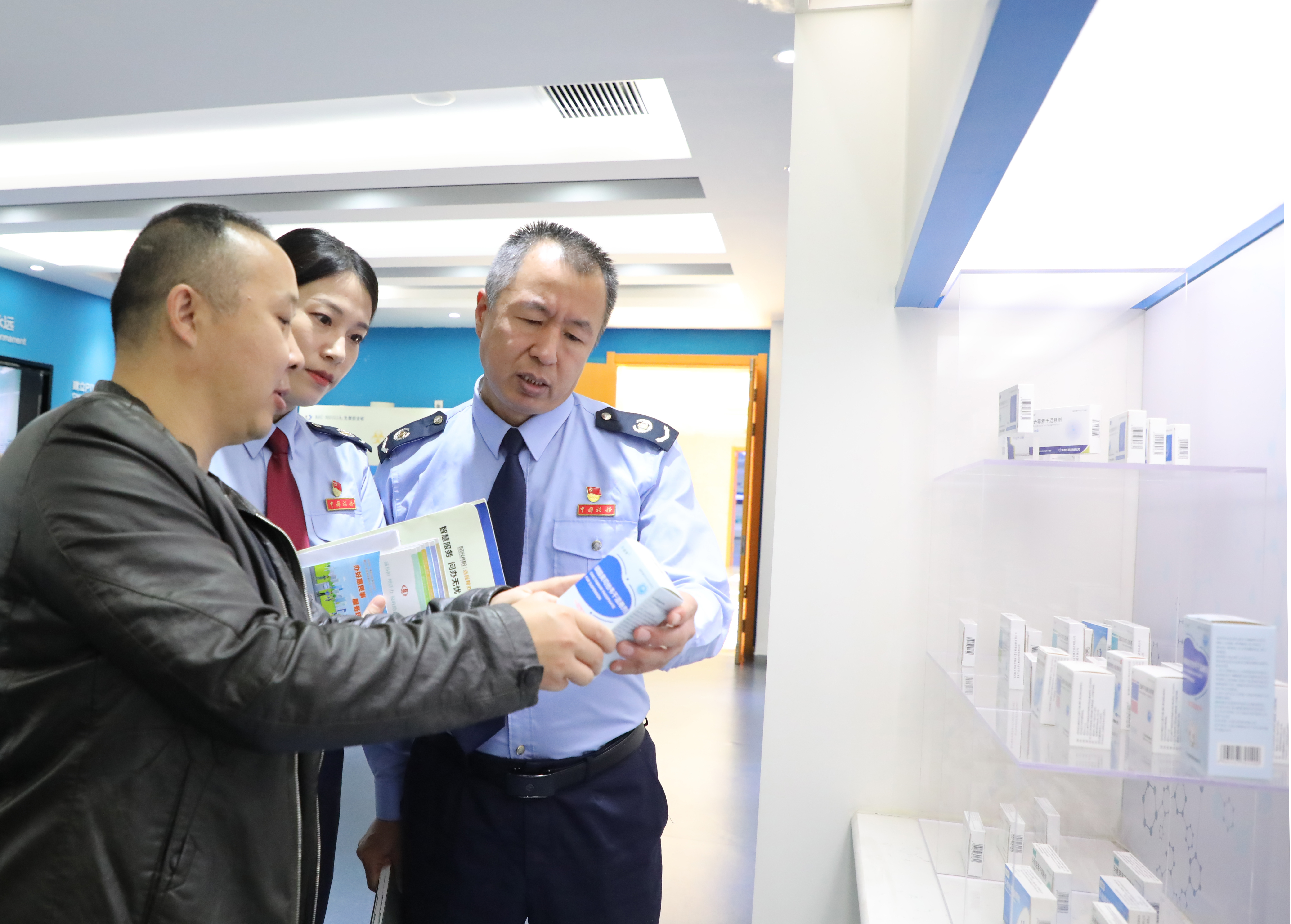 图为石家庄四药集团财务人员为税务干部介绍产品生产技术 供图/国家税务总局石家庄市税务局