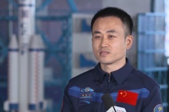 航天员唐胜杰：从飞行员到航天员　理想越飞越高