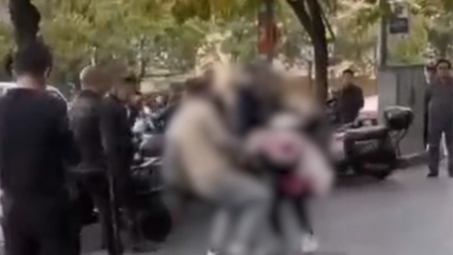 长沙一男子在街头拖拽殴打女子，被正直路人群攻 压倒制服，知情人：疑似男子酒喝多了打老婆