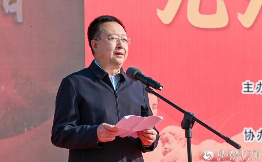 甘肃省卫健委一级巡视员、省老龄办副主任陈明宣读《敬老尊老倡议书》