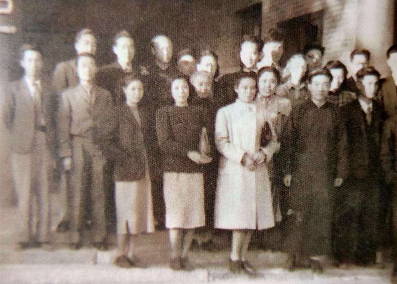 1946年成立北平美术家协会合影。徐悲鸿(26600239)-20231024183712.jpg