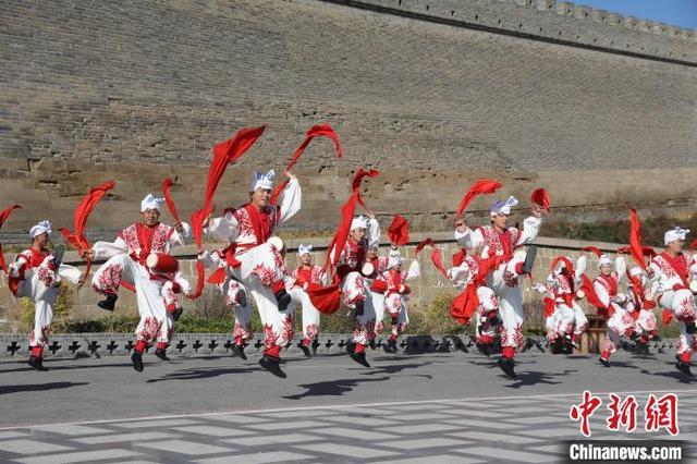 图为横山老腰鼓表演现场.王丽莎 摄