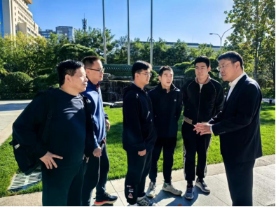 (封安保校长和部分竞赛教练、参赛学生交流)