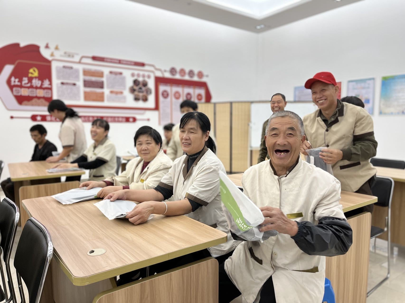鄞州区首南街道日丽社区:温暖秋冬・致敬垃圾分类督导员
