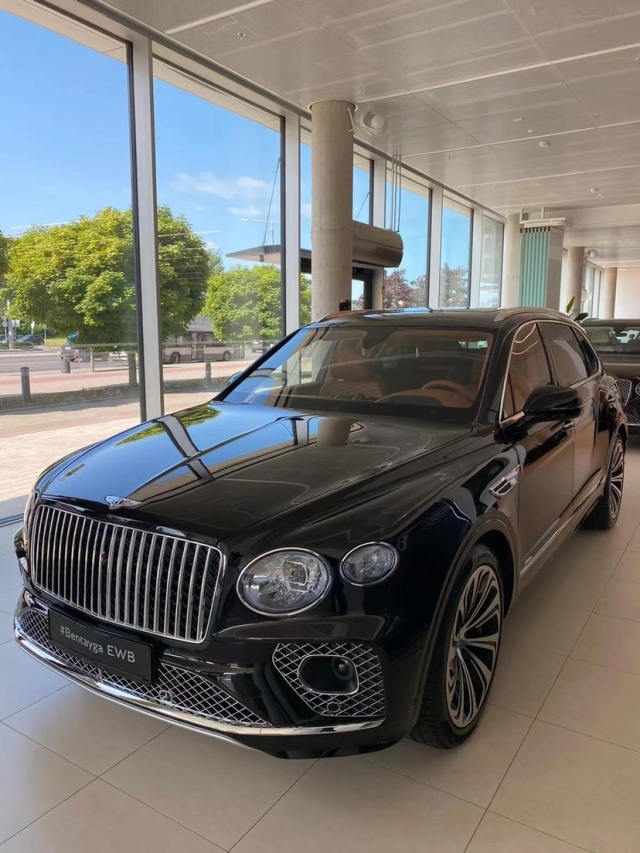 2022款宾利添越230万港口现车颜色全