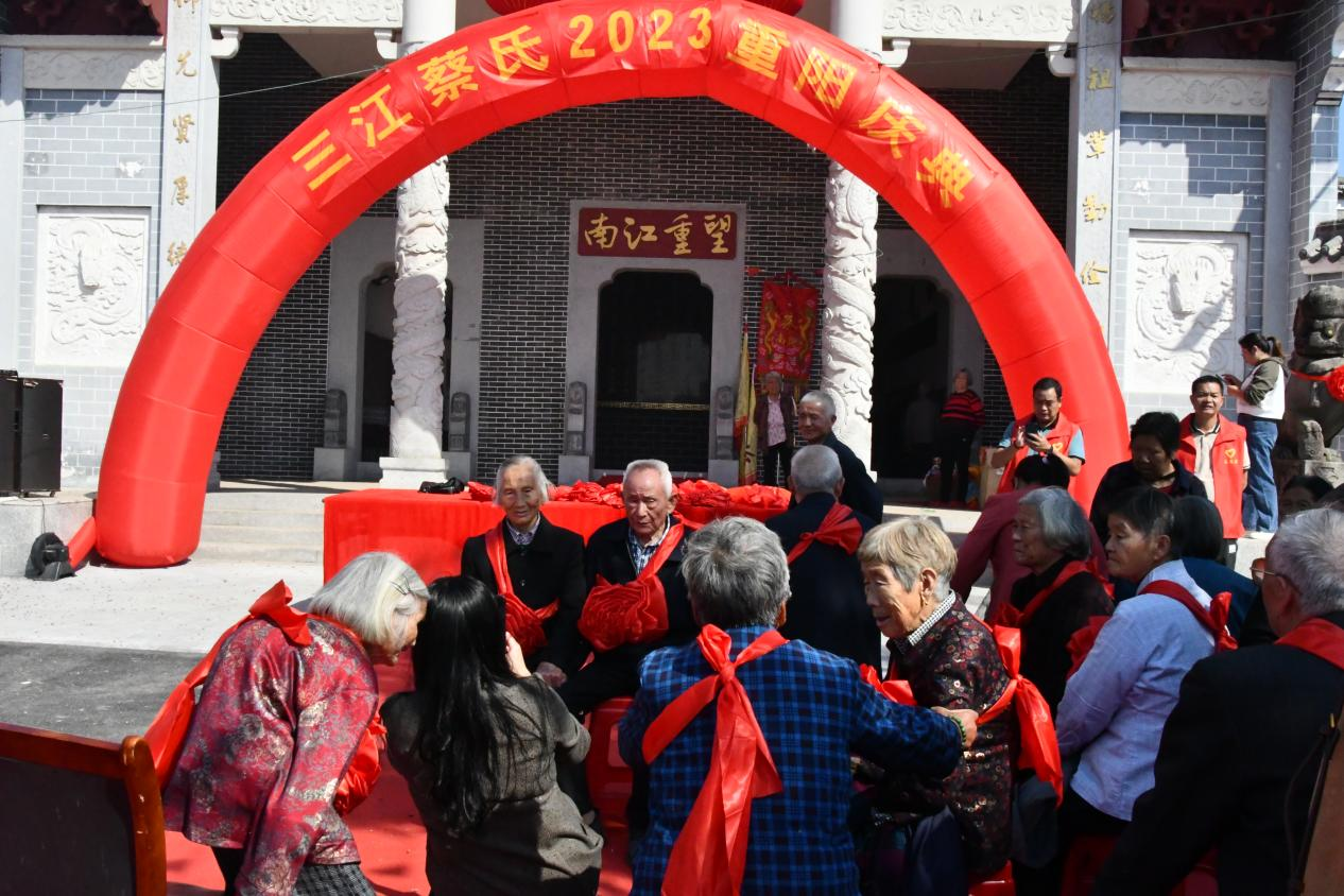 南昌县各地开展丰富多彩的重阳节活动