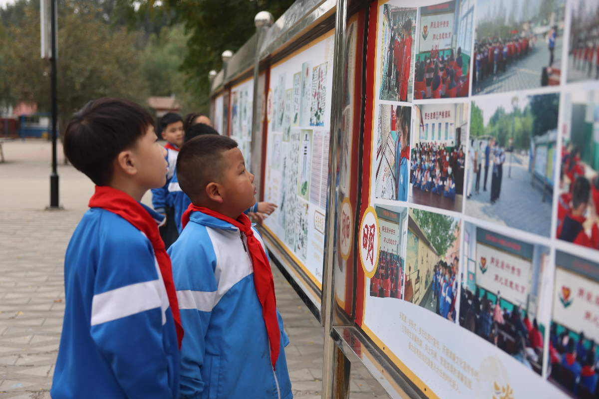 图为河北省宁晋县徐家河乡北四村联合小学，学生正在观看廉洁教育图片。 张新慧 摄