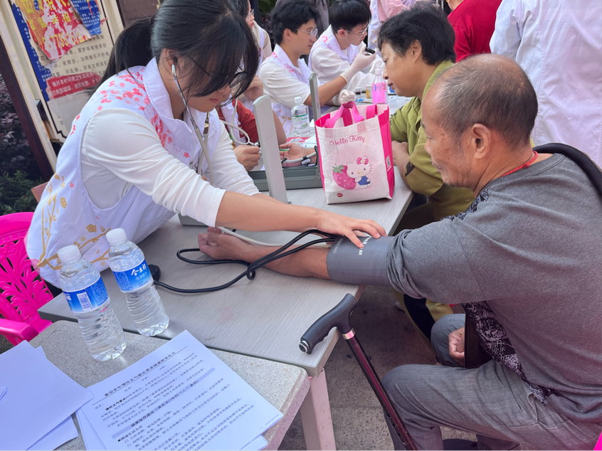 南昌县各地开展丰富多彩的重阳节活动