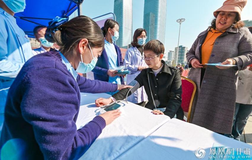 2023年甘肃省“敬老月”宣传活动现场为老年人送上体检服务