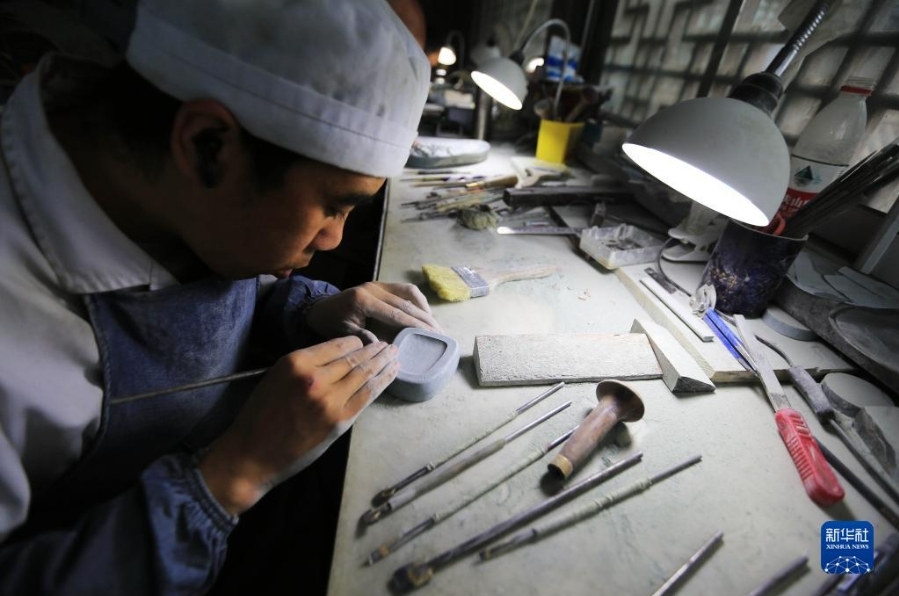 10月24日，艺人在甘肃省定西市临洮县洮砚艺术馆雕刻制作洮砚。