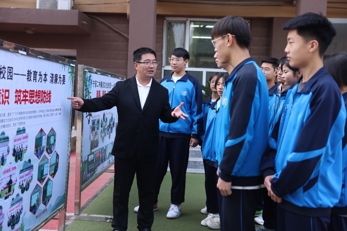 图为河北省宁晋县第二中学，老师正在展板前为同学们讲授清廉文化。 新慧 摄