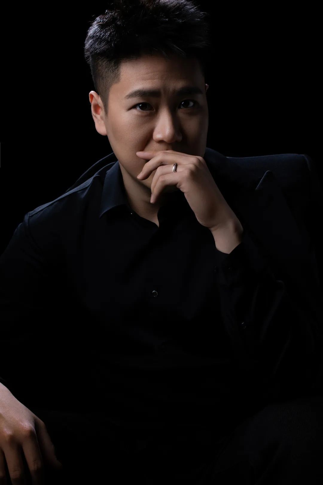 柯蒂斯音乐学院学士美国茱莉亚音乐学院硕士,演奏博士曾师从郑大昕