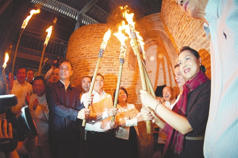 10月19日，景德镇明代葫芦窑复烧点火仪式在古窑民俗博览区举行。