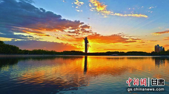 嘉峪关地标性建筑气象塔迎来日出　毛富　摄