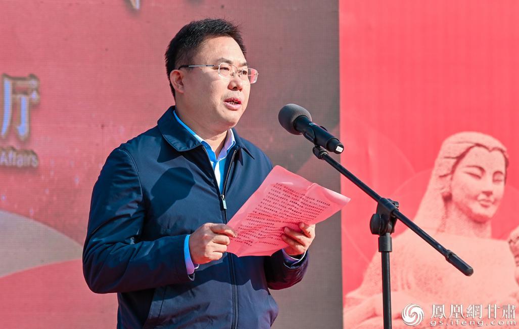 兰州市委常委、副市长胡俊锋介绍养老服务体系建设情况