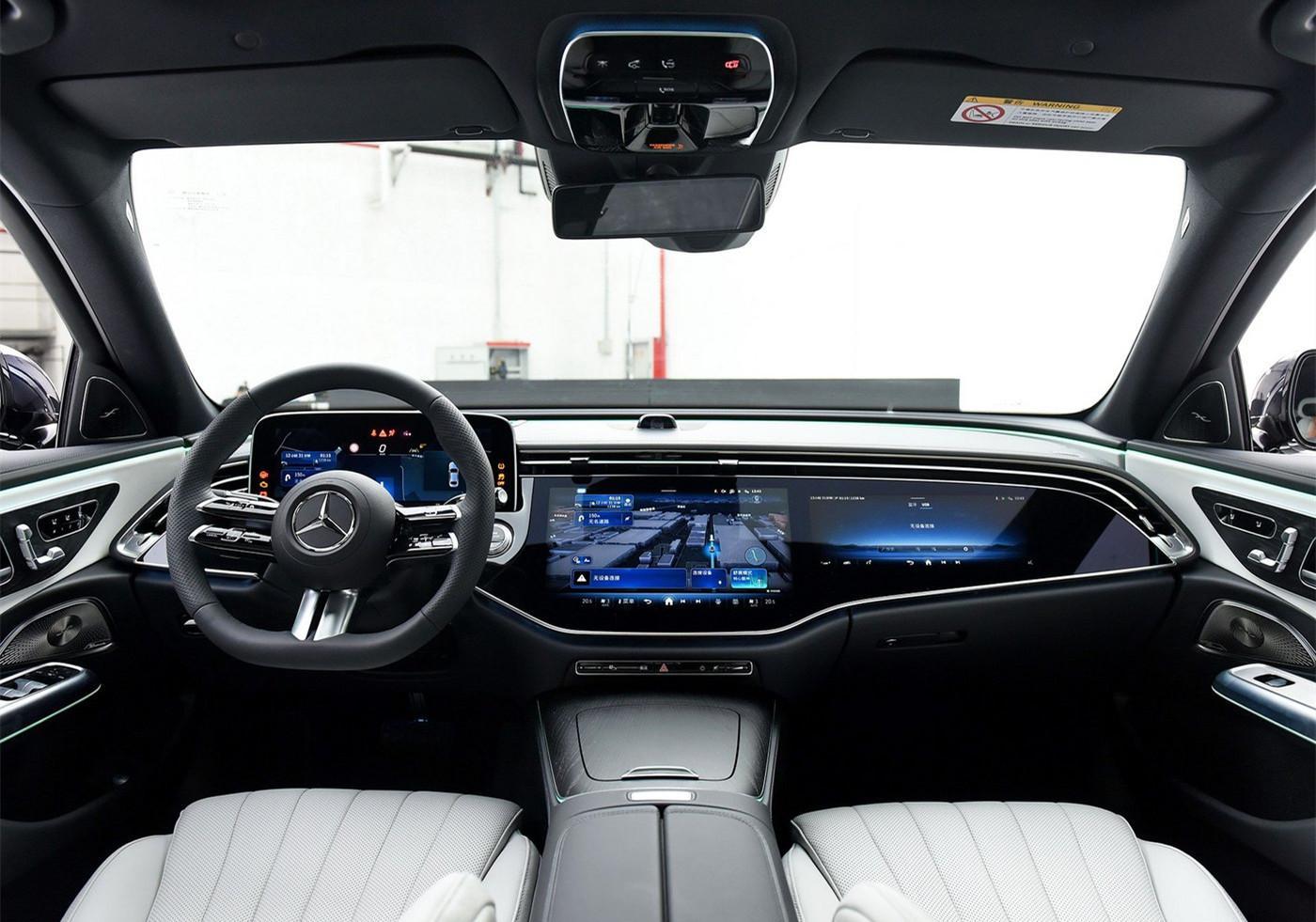 全新一代奔驰E级长轴版发布，中控三块大屏，配高通8295芯片
