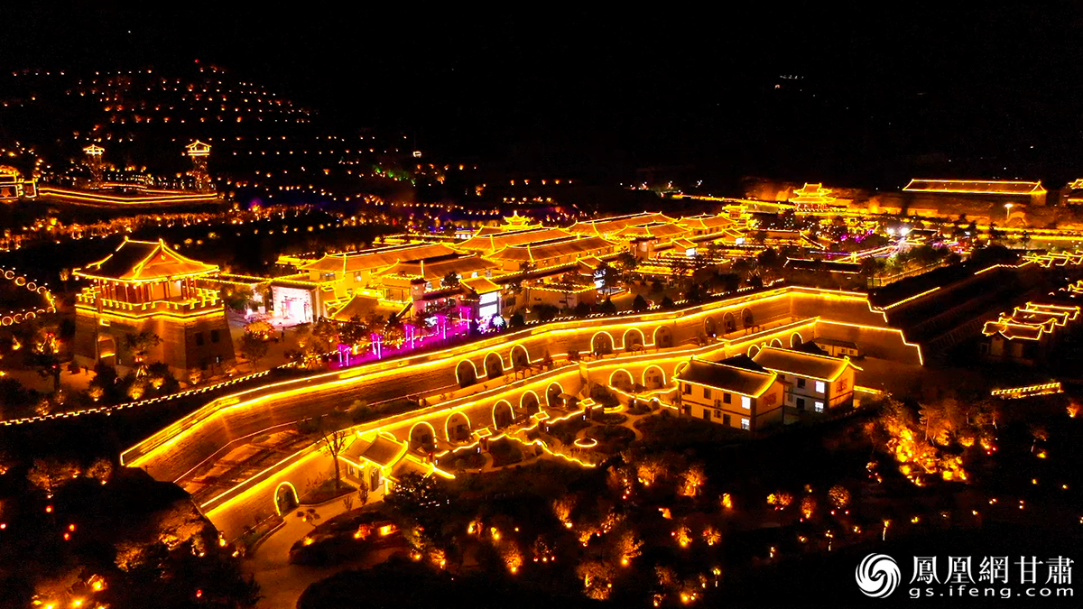 环州故城夜晚灯光璀璨，再现古时繁华。秦浩峰　摄