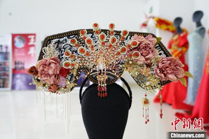 山东“90后”小伙王平展示其用废旧材料制成的精美头饰。王采怡 摄