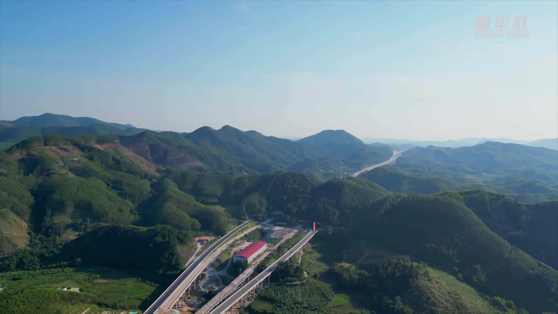 桂林至柳州高速公路改扩建项目全线隧道实现贯通