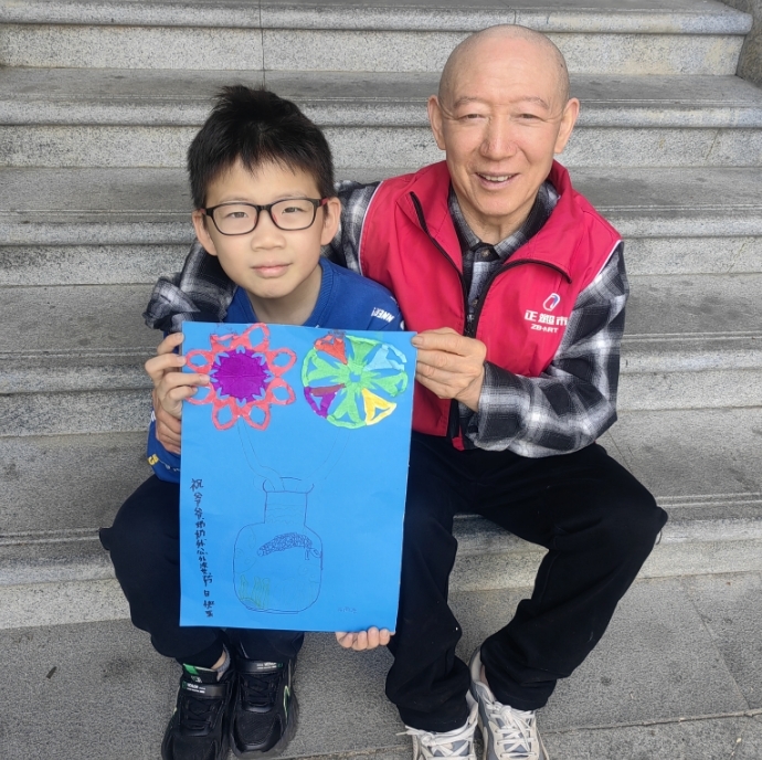 爱心敬老爱在重阳——大小学生联手为长辈这样送祝福