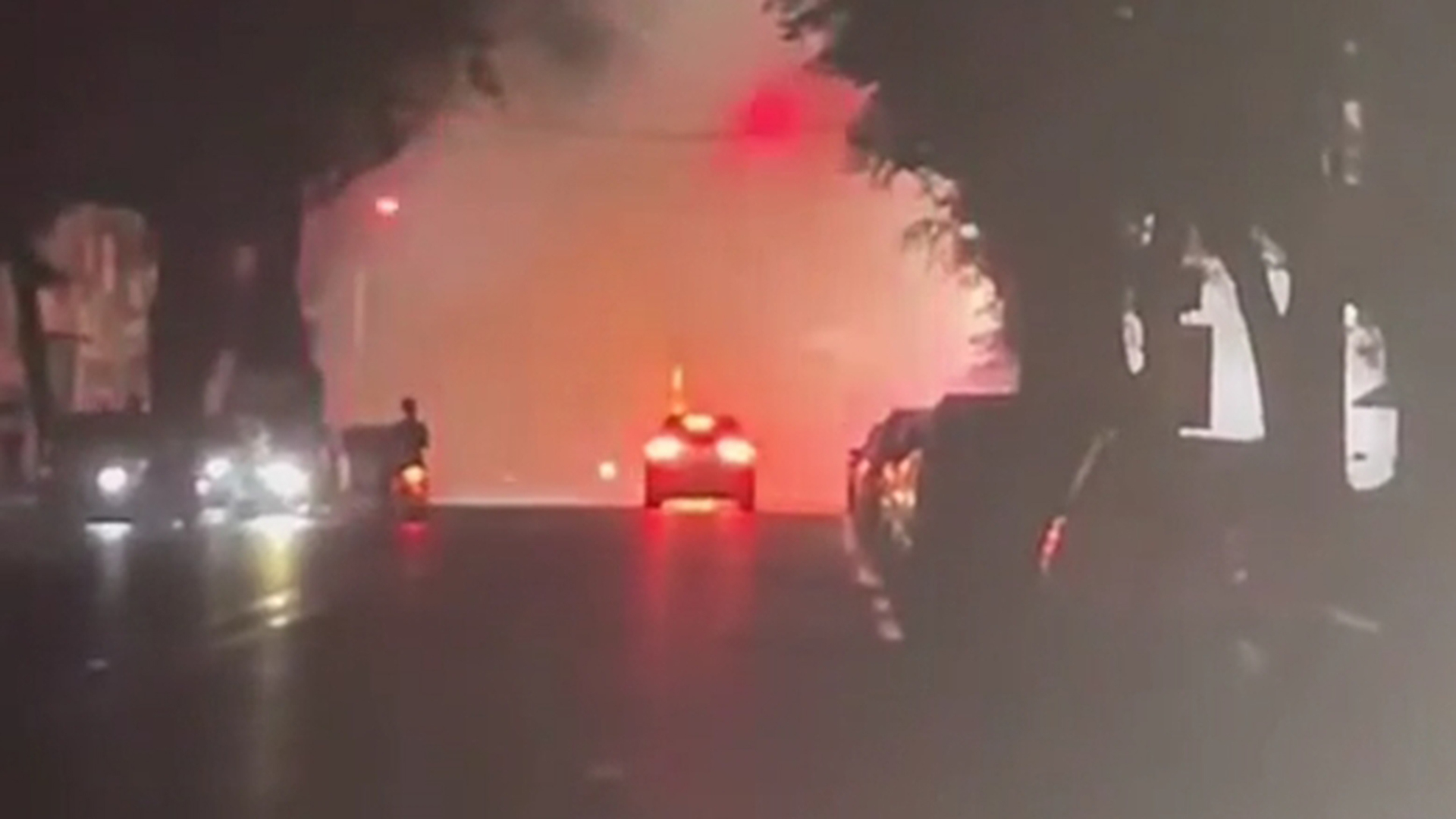 海南万宁一巨型孔明灯落在大街上烟花爆竹轰鸣，镇政府：从别处燃放后飘落至政府门口