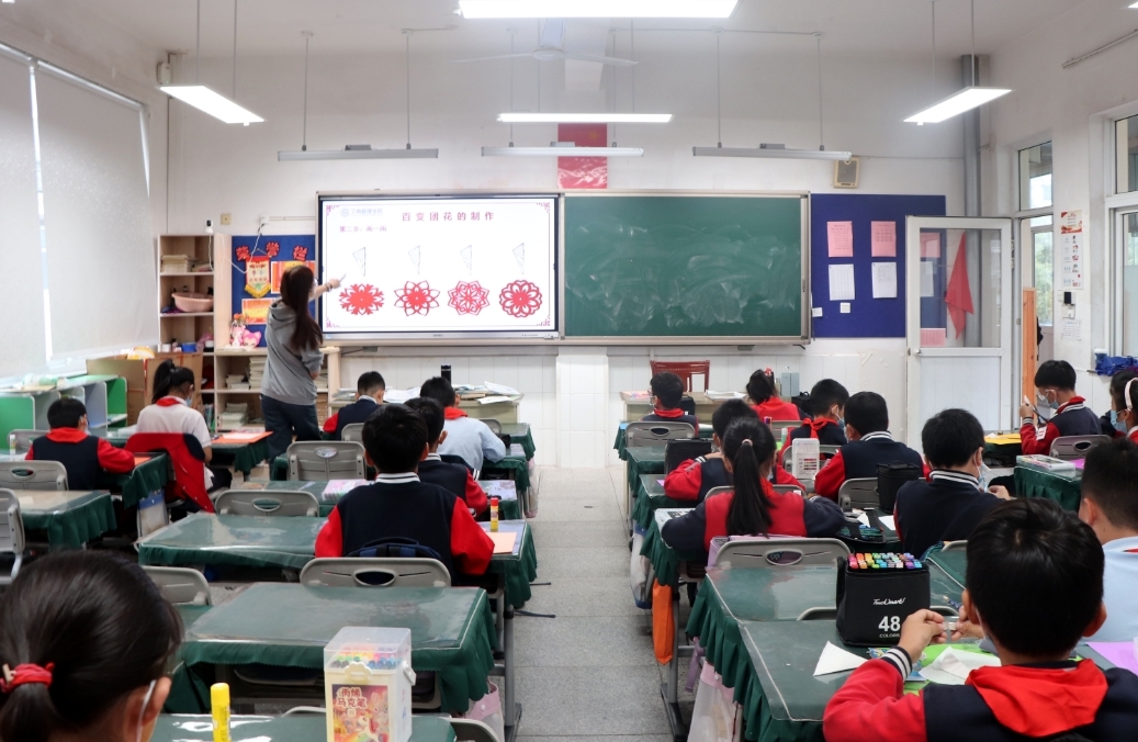 爱心敬老爱在重阳——大小学生联手为长辈这样送祝福