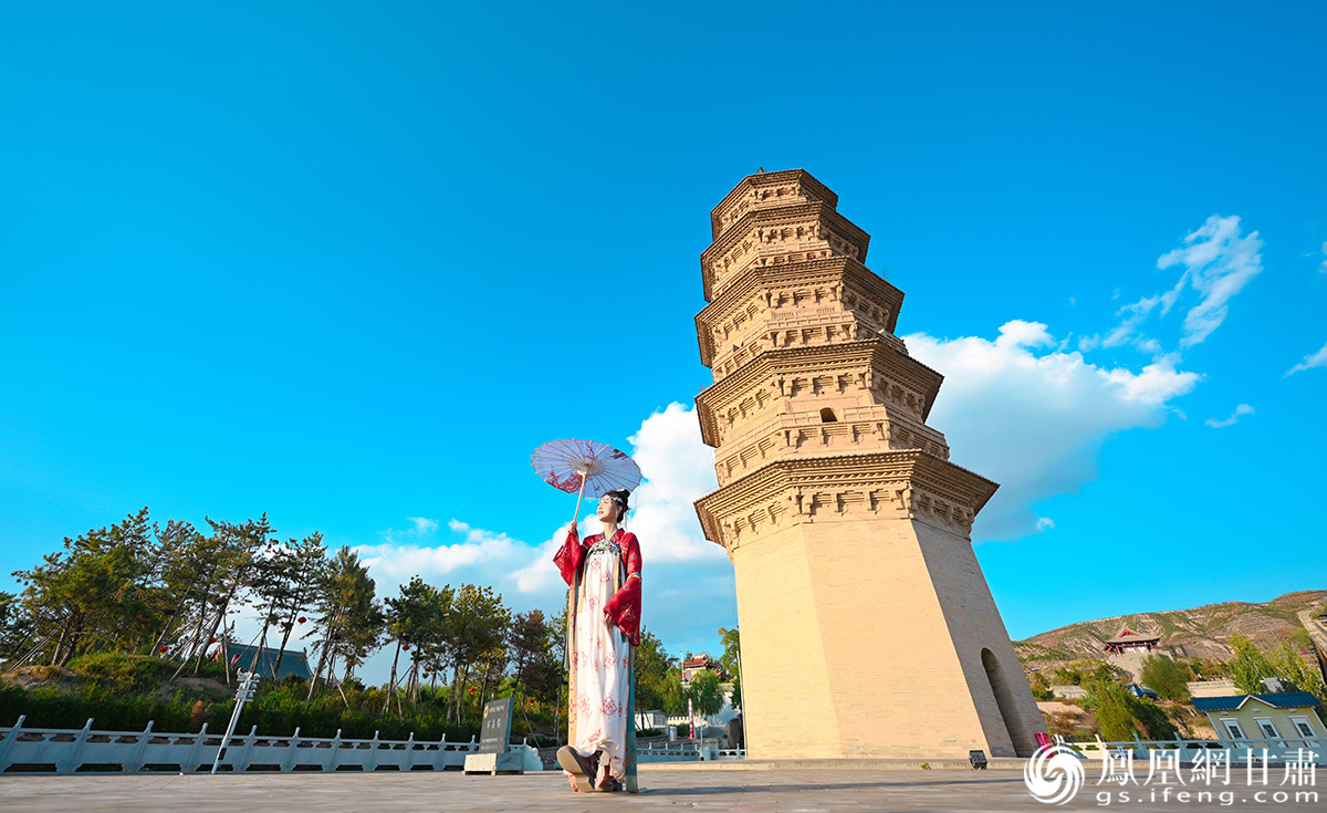 踱步在环州故城内，与宋塔共沐晴朗天色。杨艺锴　摄