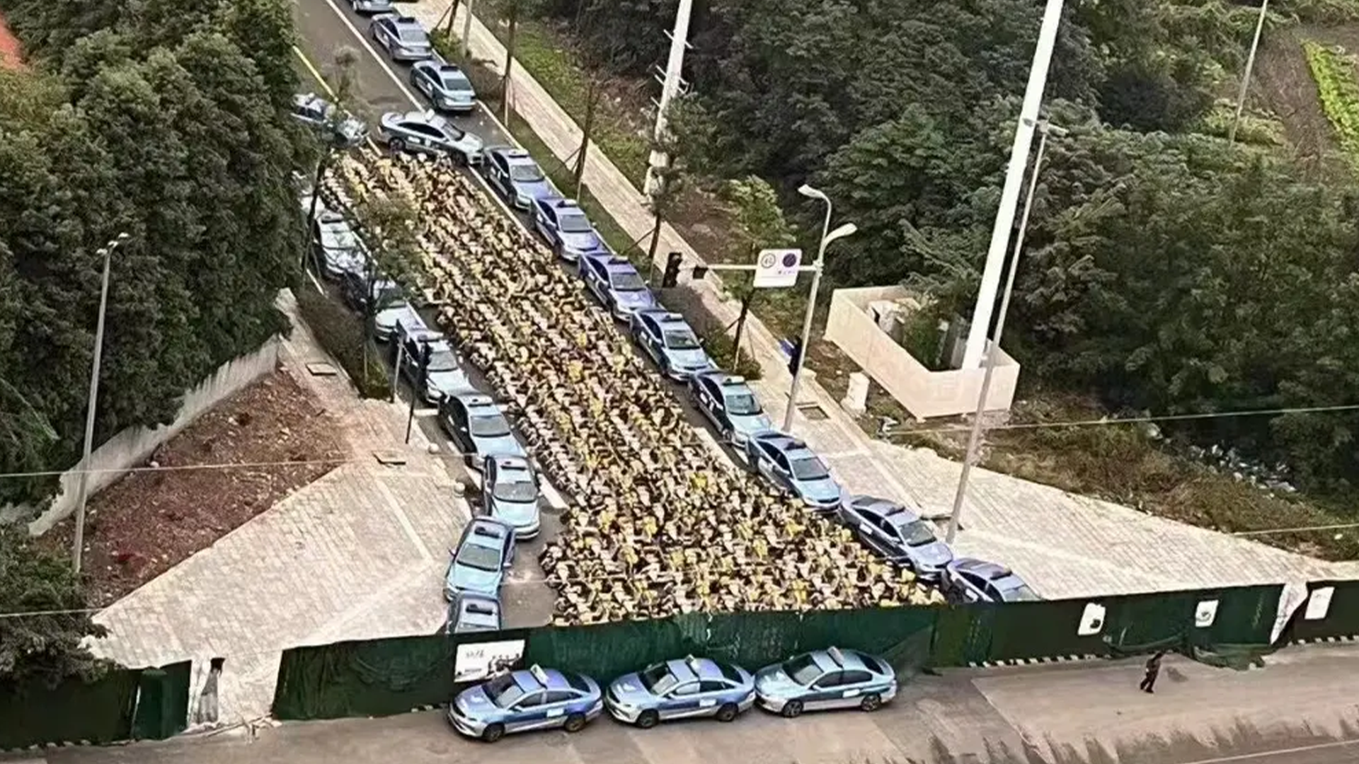 成都出租司机围堵数百辆共享电单车，当地交通局：有竞争矛盾，在处理