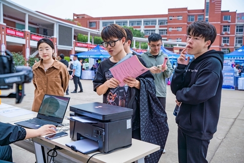 青岛职业技术学院在招聘会现场设置“就业指导服务专区”为毕业生提供暖心服务