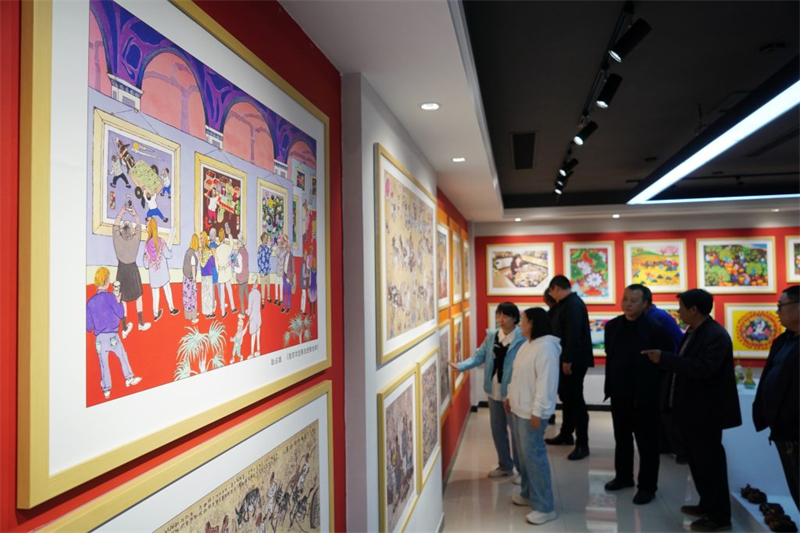 10月25日，游客在辛集市王下村农民画展室内参观。新华社记者 牟宇 摄