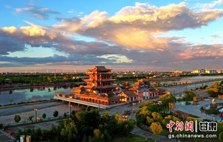 嘉峪关夜光楼　毛富　摄