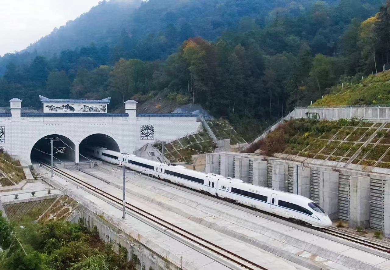 昌景黄高铁全线开始试运行