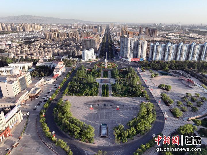 航拍嘉峪关市雄关广场　毛建军　摄