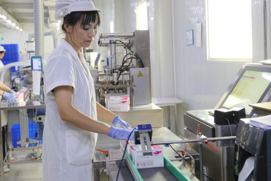 丽彩甘肃西峰制药有限公司车间工人制作药品