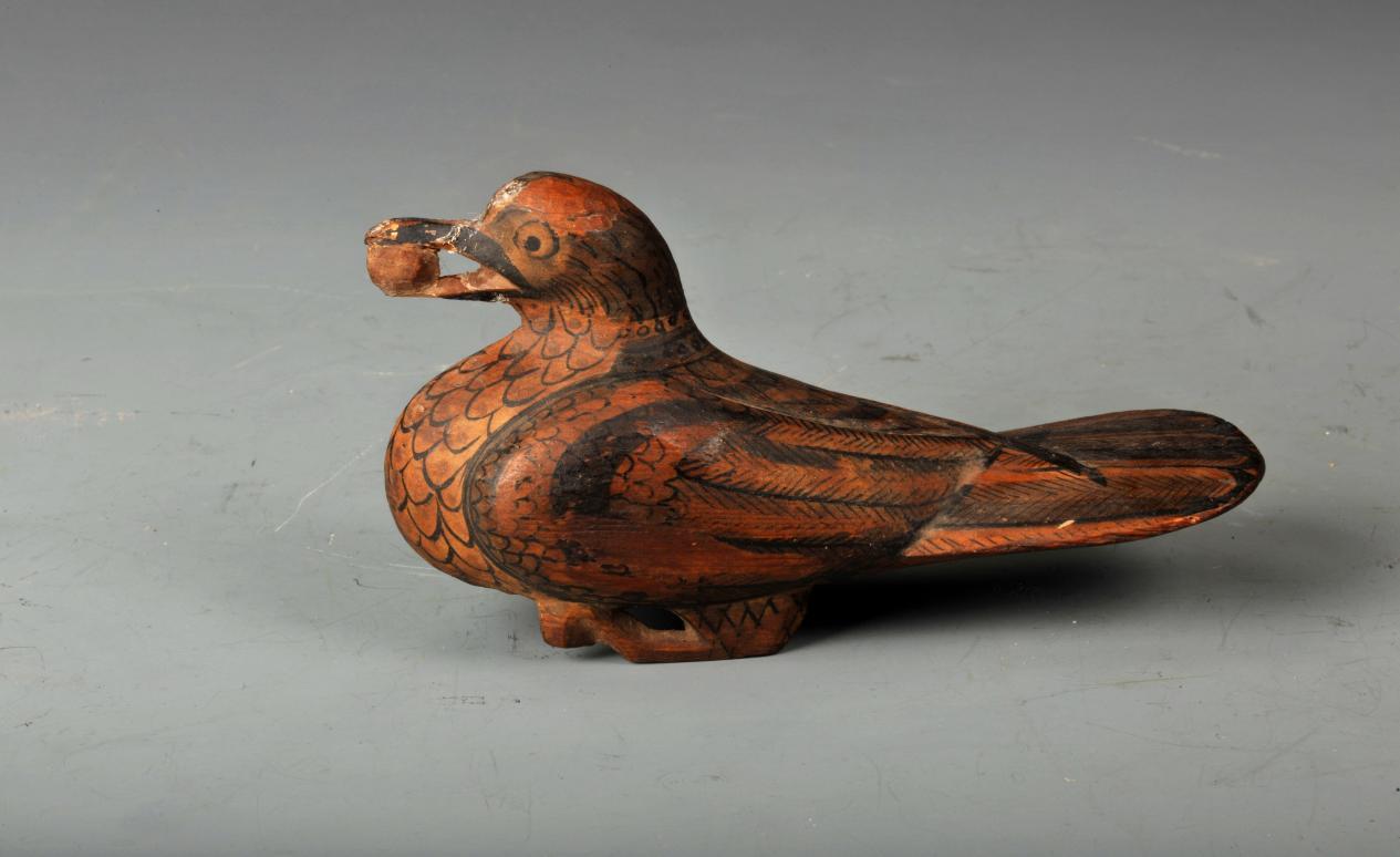 武威市博物馆里的汉代彩绘漆木鸠