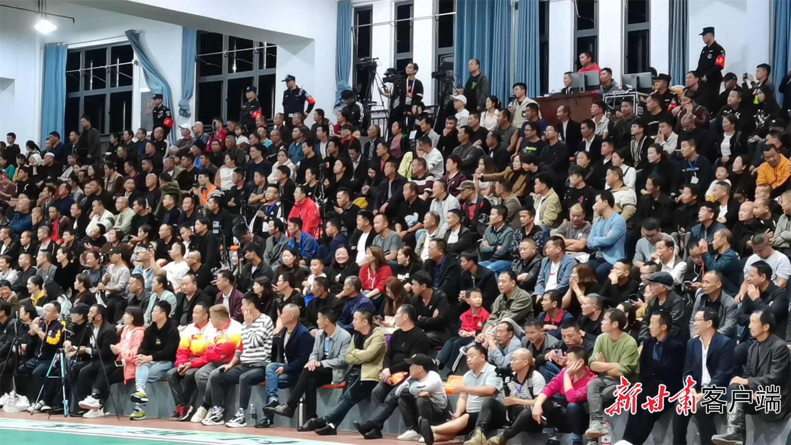 比赛现场的观众纷纷为球员加油（图片均为视频截图）