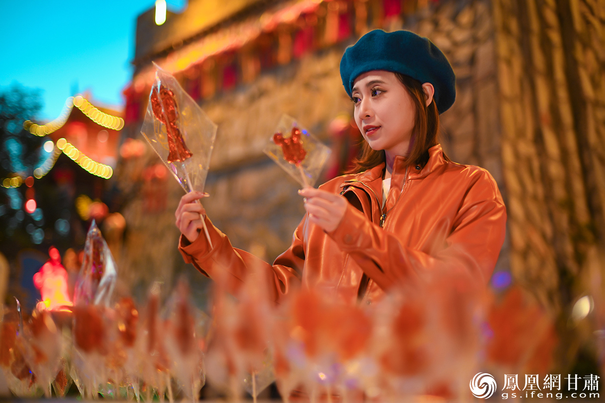 凤凰小编在药王洞养生小镇挑选购买糖人