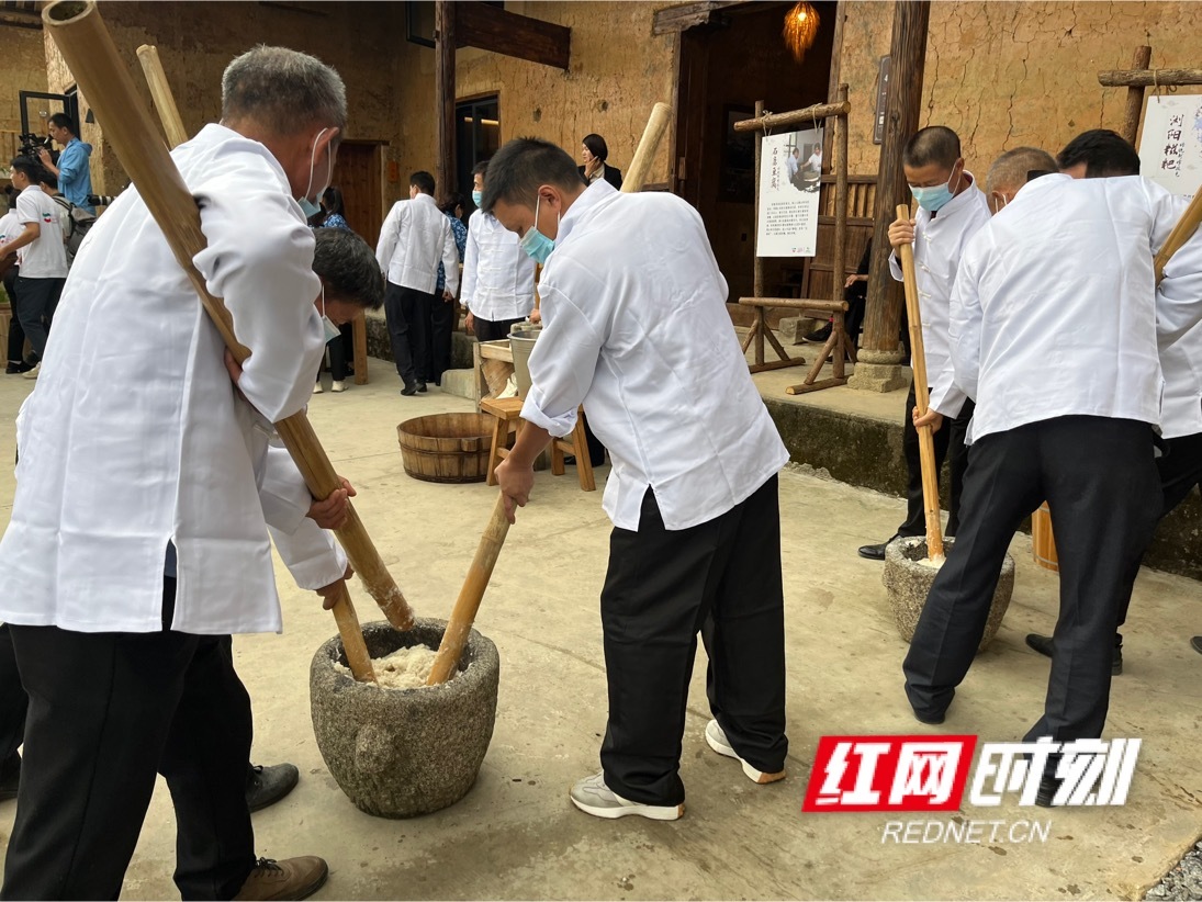 村民们手工制作美味的传统小吃。